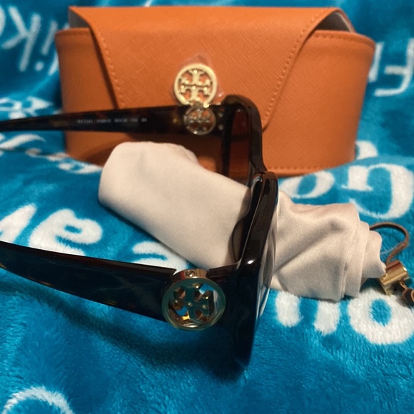 ❤️ TORY BURCH SUNGLASSES Brand new w/case & dustcloth ❤️ - Picture 2 of 6